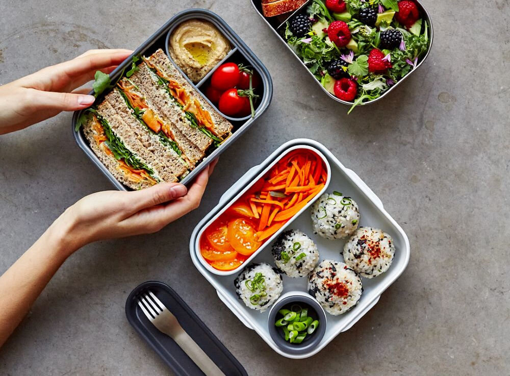 Lunch box BLACK+BLUM BAM-SS-L010 wszechstronny pojemnik podgrzewanie w piekarniku mrożenie przenoszenie posiłków podgrzewanie przechowywanie resztek separator widelec mozliwośc mycia w zmywarce mycie pokrywki i opaski ręcznie podgrzewanie w piekarniku możliwe przebarwienie nie wpływa na funkcjonalność