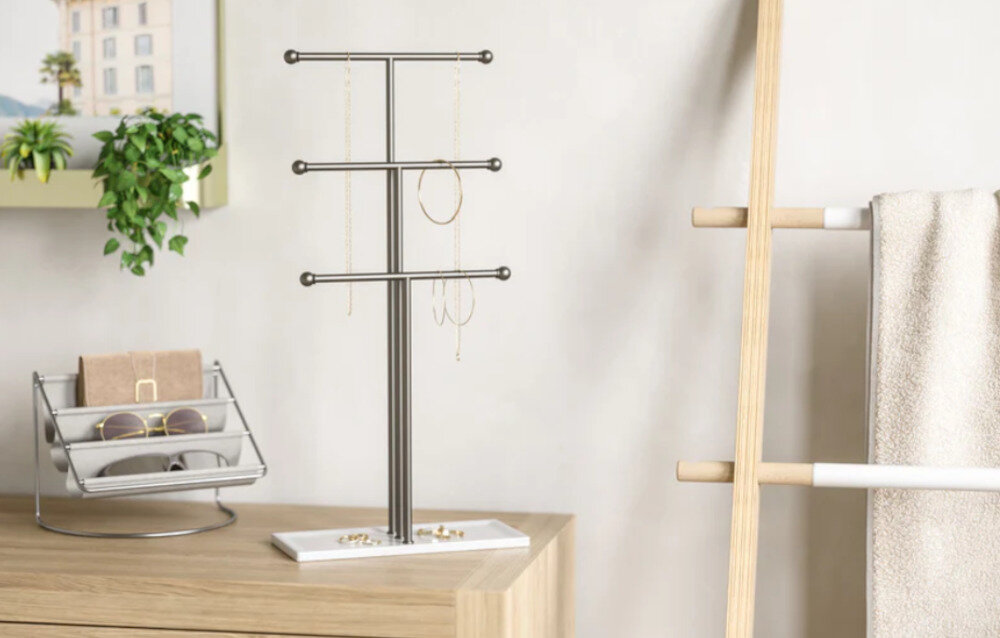 Stojak na bizuterie UMBRA Trigem 299330-524 Prosta forma nieskomplikowany ksztalt uniwersalny kolorystyka