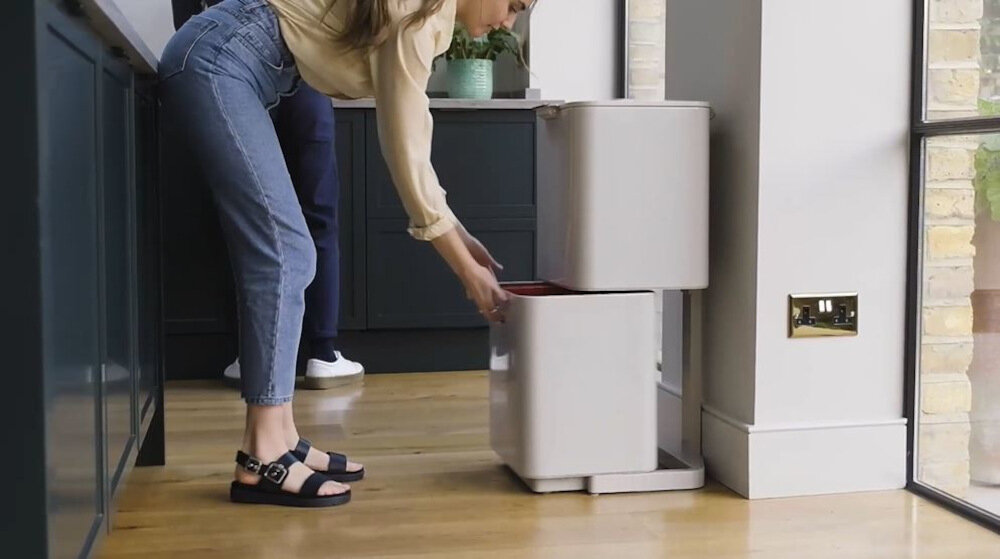 Kosz na śmieci JOSEPH JOSEPH Totem Compact 40L Biało-pomarańczowy Wysoka jakość wykonanie latwe czyszczenie trwalosc stal nierdzewna kolor kolorystyka