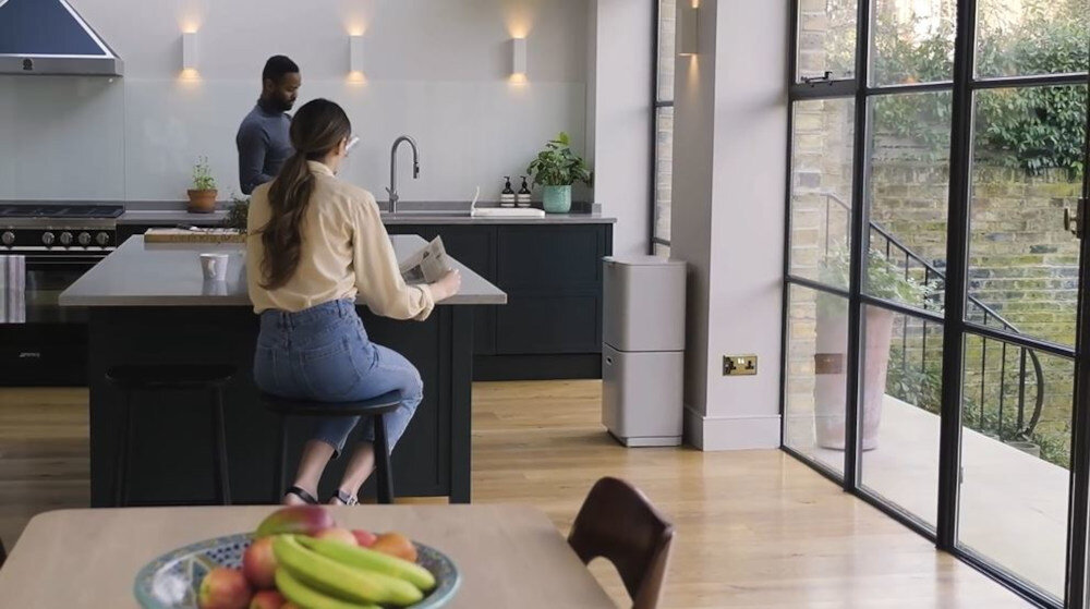 Kosz na śmieci JOSEPH JOSEPH Totem Compact 40L Grafitowo-pomarańczowy Estetyczny wygląd design prezentacja