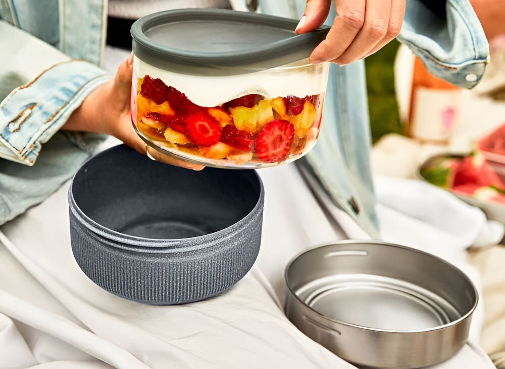 Lunch box BLACK+BLUM GR-LB-L015 Ciemnoszary wszechstronne rozwiązanie różnorodne przygotowanie posiłków szklany wkład obudowa z eko tworzywa podgrzewanie w mikrofalówce maksymalnie 2 minuty silikonowa przykrywka specjalny otwór szklany wkład silikonowa przykrywka możliwe uzywanie w piekarniku zapiekanie potraw większa elastyczność