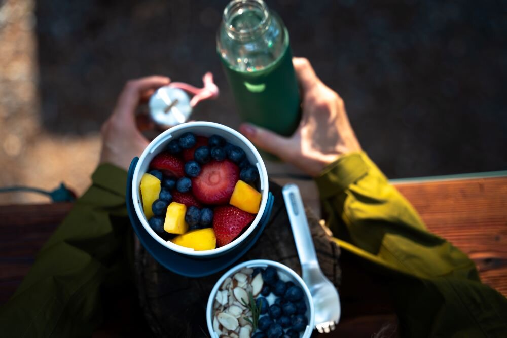 Lunch box BLACK+BLUM Lunch Pot Biało-niebieski posiłek w każdym miejscu