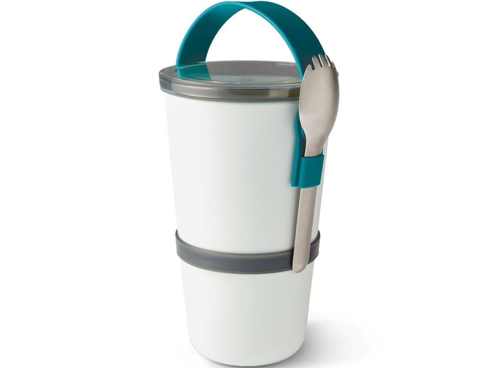 Lunch box BLACK+BLUM Lunch Pot Biało-niebieski łyżko-widelec z matowej stali nierdzewnej końcówka z wypustkami łatwe czyszczenie w zmywarce wygodne zaczepienie o silikonowy uchwyt wygoda użytkowania do biura na wynos