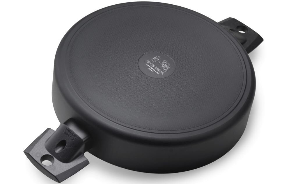 Brytfanna MONETA Recy 28 cm troska o ekologię z przetworzonych puszek po żywnosci liczba użytych puszek średnica 28 cm dbanie o środowisko funkcjonalny produkt wygodne boczne uchwyty z czarnego bakelitu ułatwienie przenoszenia zwiększony komfort użytkowania