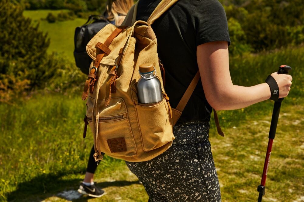 Butelka metalowa BLACK+BLUM BAM-WBB-S005 stal nierdzewna 18/8 szczotkowane wykończenie stalowa końcówka korka szczelnie przylega do szyjki bezpieczna dla zdrowia na co dzień w podróży wygoda użytkowania estetyczny design