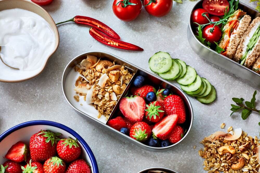 Zestaw lunchboxów BLACK+BLUM BAM-BT-L016 1 L Srebrny dwa pojemniki z przykrywkami ruchomy separator wykonane ze stali nierdzewnej pojemnośc 500 ml każdy mozliwość mycia w zmywarce na górnej półce funkcjonalność design 