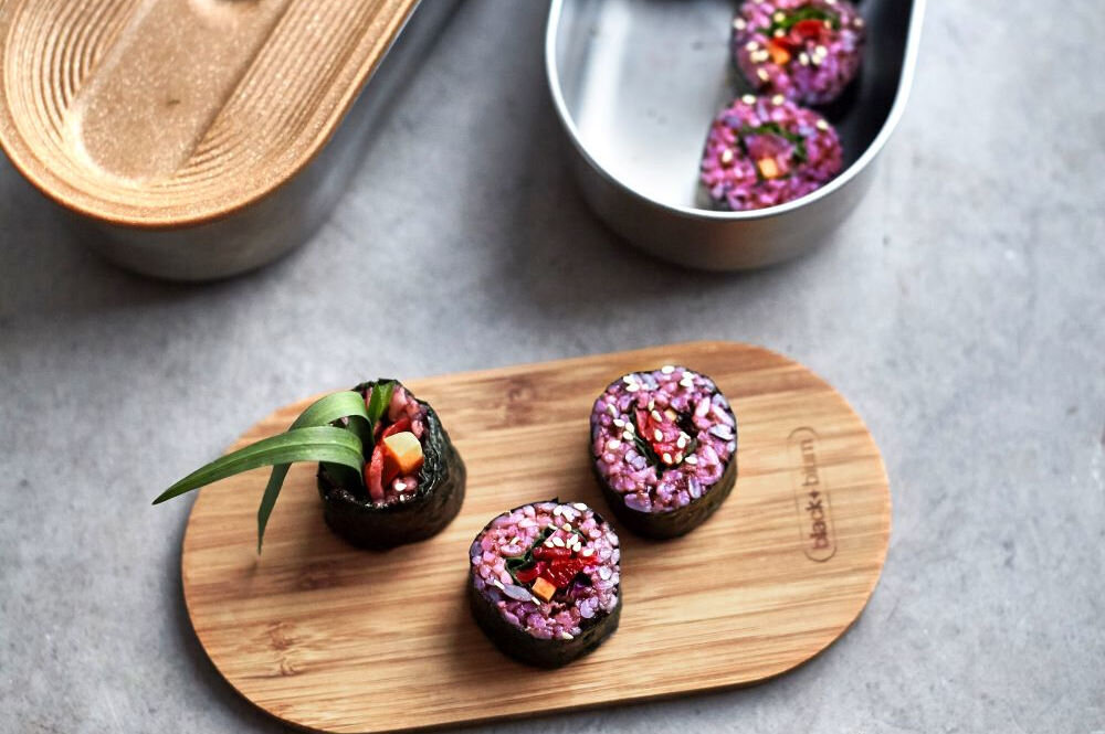 Zestaw lunchboxów BLACK+BLUM BAM-BT-L016 1 L Srebrny 2 pokrywki eko tworzywo polipropylen włókno drzewne silikonowe uszczelki mozliwość mycia recznego bambusowa pokrywka główna funkcja deseczki do krojenia ekologiczne rozwiązanie przechowywanie przygotowanie posiłków 