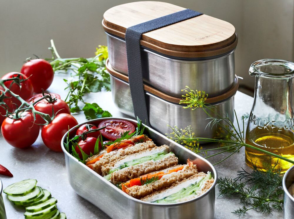 Zestaw lunchboxów BLACK+BLUM BAM-BT-L016 1 L Srebrny funkcjonalność oszczędność miejsca mieszczą się jeden na drugim elastyczna opaska stabilne połączenie jeden lub dwa pojemniki wygoda bezpieczeństwo użytkowania