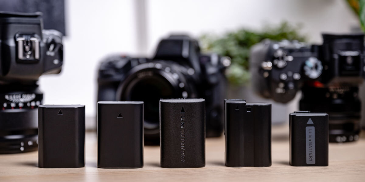 Akumulator NEWELL 3500 mAh do Canon LP-E19, litowo-jonowe, ogniwa, pojemność, mah, Akumulator Newell zamiennik LP-E19 do Canon w otoczeniu sprzętu fotograficznego