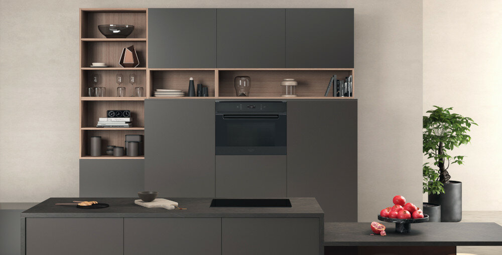Kuchenka mikrofalowa HOTPOINT MP 776 BMI HA dopasowanie