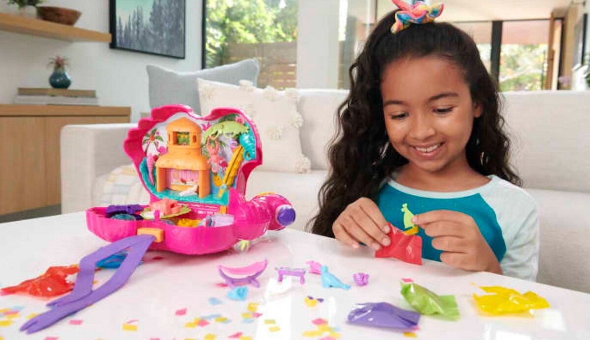 Lalka MATTEL Polly Pocket Flaming Plażowa Impreza HGC41 kreatywność niespodzianka zabawa dziewczynka funkcje palma skrzynia skarb prezent