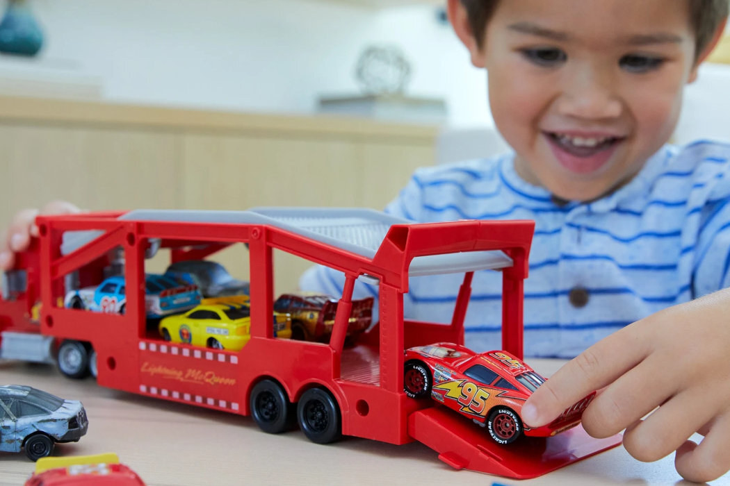 Samochód MATTEL Disney Pixar Cars Maniek Transporter HDN03 długość