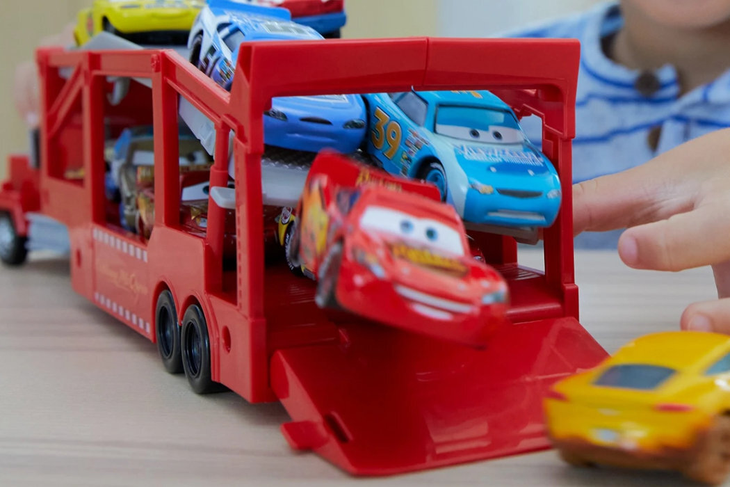 Samochód MATTEL Disney Pixar Cars Maniek Transporter HDN03 zabawa 
