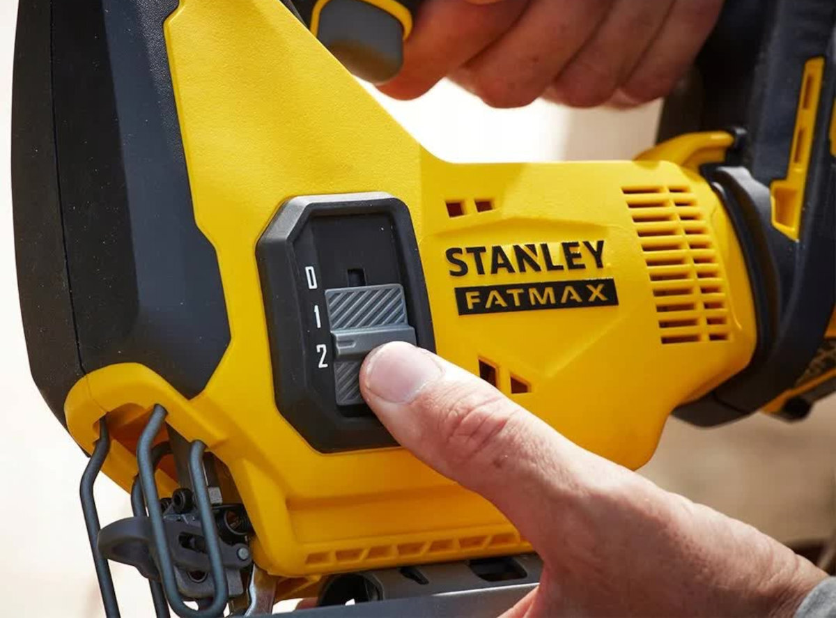 Wyrzynarka STANLEY Fatmax SFMCS600M2K włącznik częstotliwość