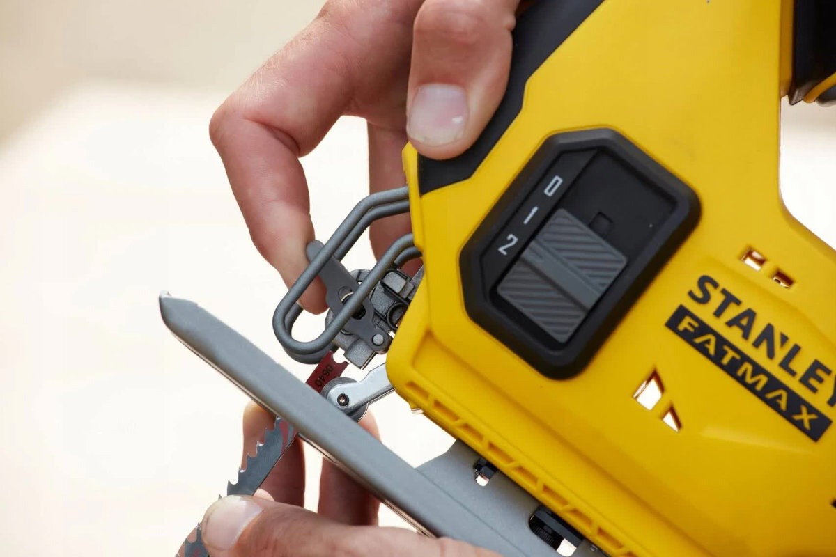 Wyrzynarka STANLEY Fatmax SFMCS600M2K funkcjonalność moc materiały