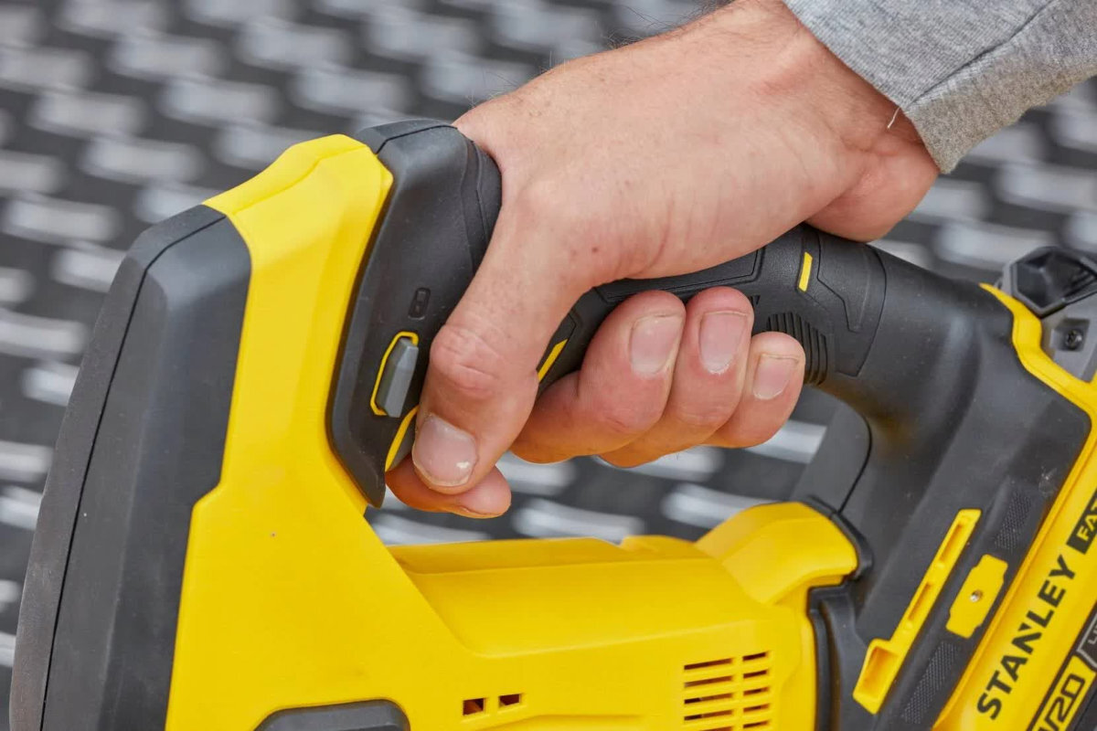 Wyrzynarka STANLEY Fatmax SFMCS600M2K wygoda bezpieczeństwo ergonomia