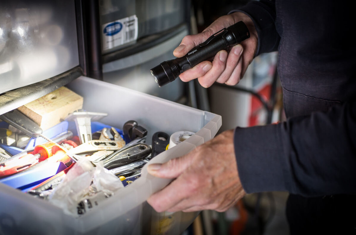 Latarka ENERGIZER Rechargeable TAC-R 700, światło, wsparcie, podręczna, oświetlanie, latarka trzymana w dłoni oświetla wnętrze szafki