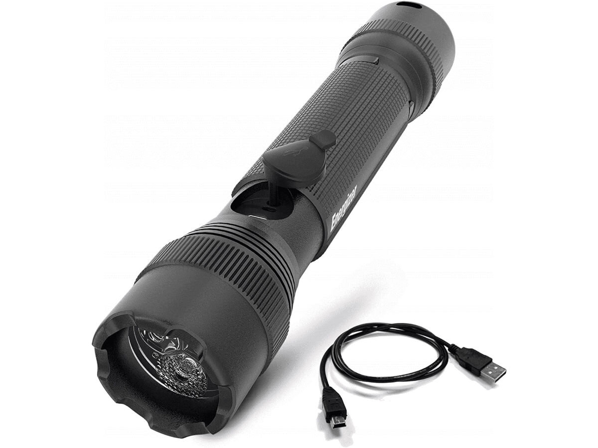 Latarka ENERGIZER Rechargeable TAC-R 700, wbudowany, akumulator, micro usb, energia, na białym tle latarka wraz z kablem zasilającym usb frontem prawo skos