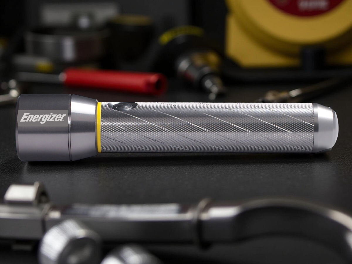 Latarka ENERGIZER Metal Vision HD 1500 lm, oświetlenia, światło, źródło, teren, latarka od boku na stole warsztatowym