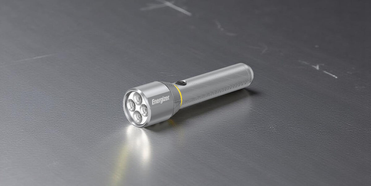 Latarka ENERGIZER Metal Vision HD 1500 lm, tryby, praca, specjalne, świecenie, na metalowym blacie latarka frontem prawo skos