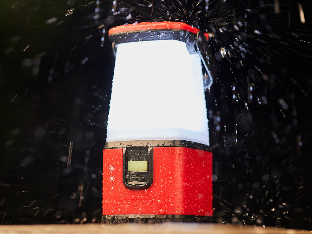 Latarka ENERGIZER Camping Lantern, światło, oświetlenie, ogród, camping, latarka stoi na blacie deszczową porą