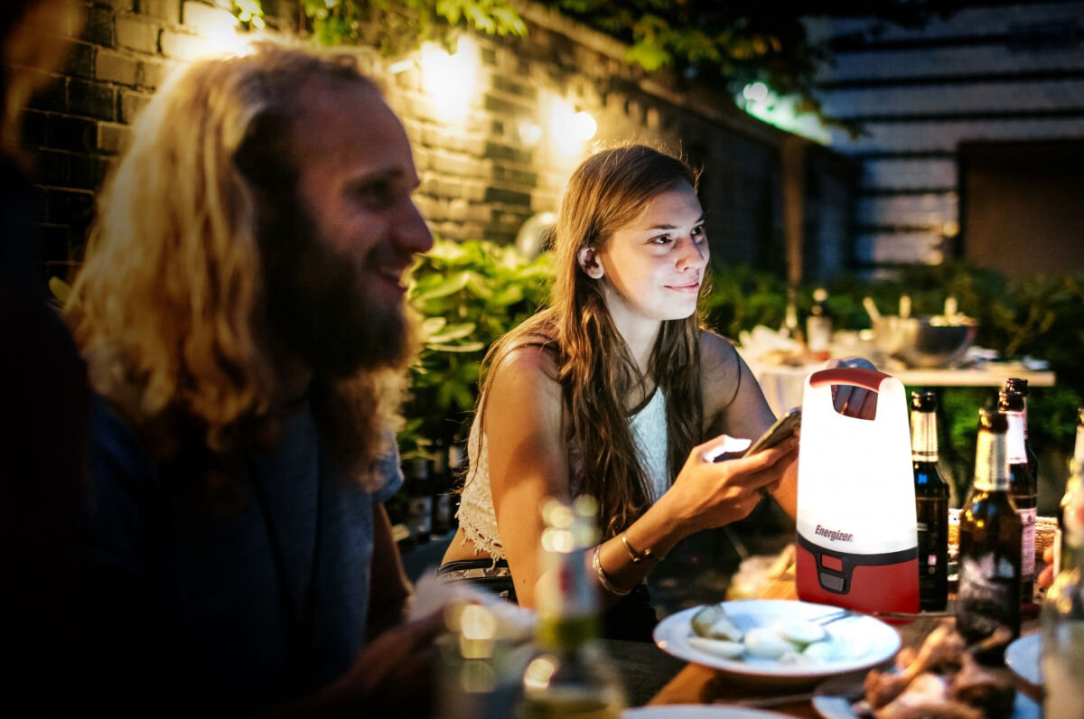 Latarka ENERGIZER Vision Lantern, światło, oświetlenie, ogród, na zewnątrz, latarka stoi na stole w ogrodzie wśród imprezy grillowej