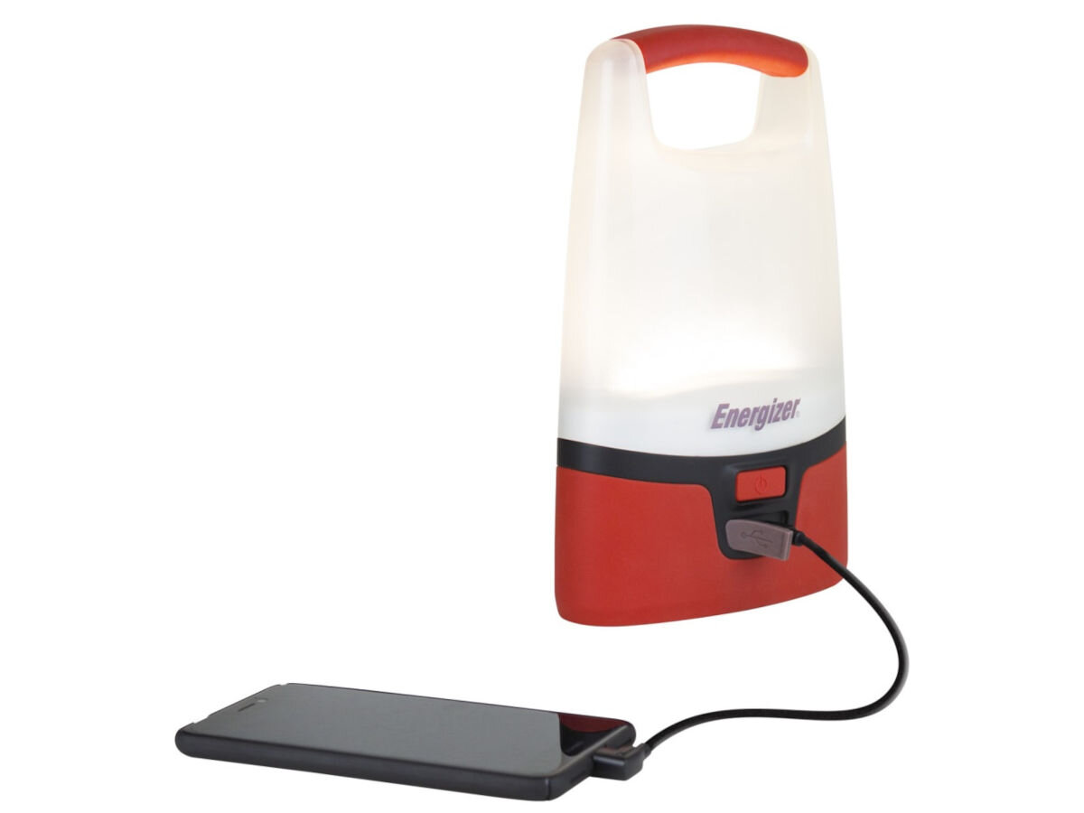 Latarka ENERGIZER Vision Lantern, wyposażone, powerbank, ładowanie, nawigacja, biwaki, na białym tle latarka z podpiętym do niej smartfon przez kabel usb
