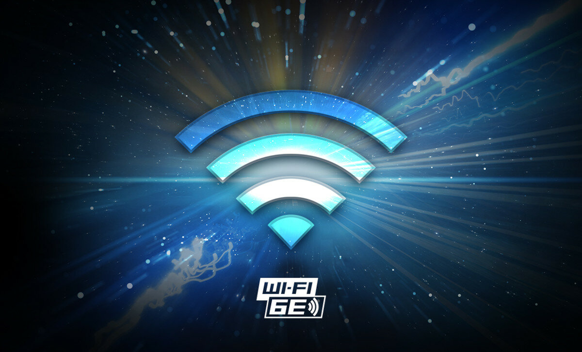 Obraz przedstawia symbol Wi-Fi z trzema łukami w odcieniach niebieskiego i białego na tle promieni świetlnych. Pod symbolem znajduje się napis \'WI-FI 6E\'.