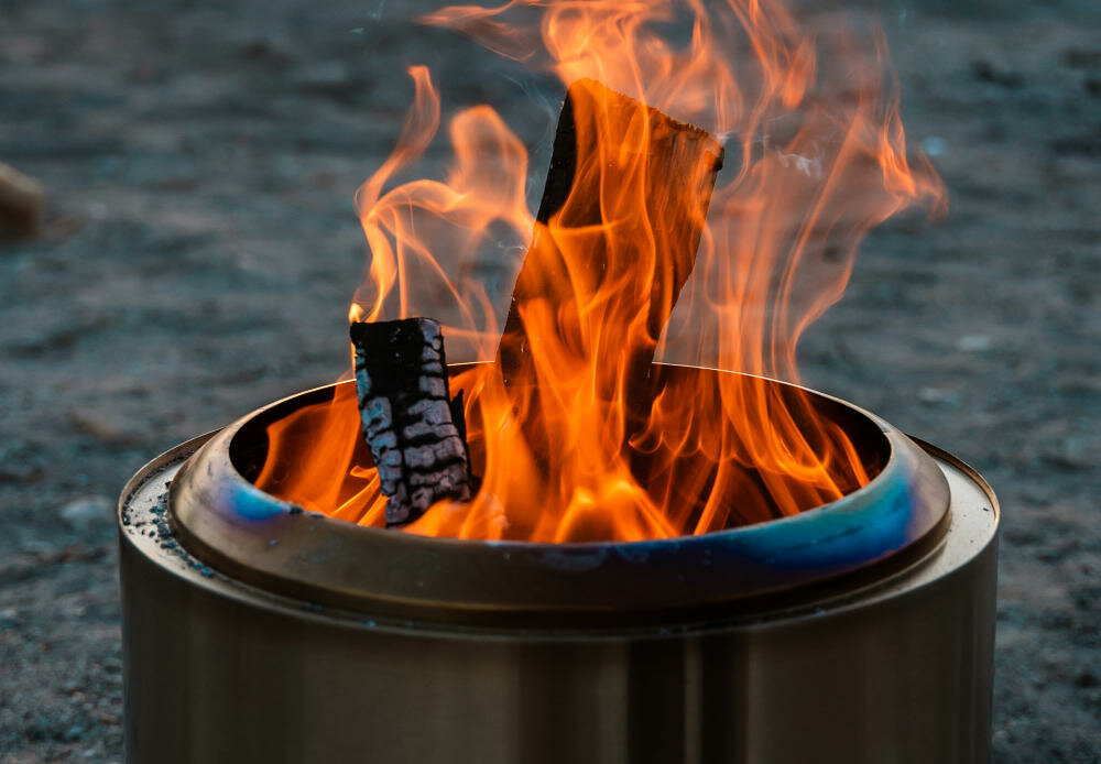 SOLO STOVE Ranger ogień kemping naturalne surowce drewno gałązki liście szyszki