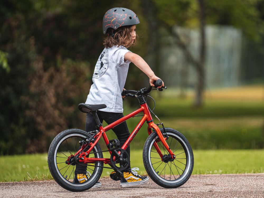 Kask HORNIT Lava LAS828 Czarno-pomarańczowy dla Dzieci (rozmiar S) lampka tryby wentylacja