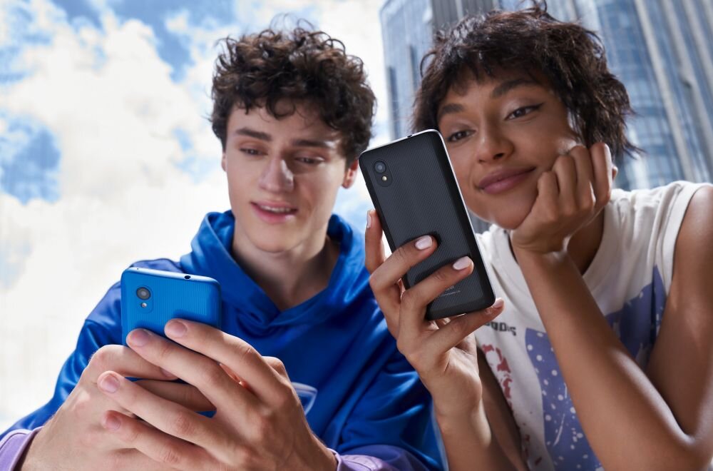 Smartfon ALCATEL 1 2022 ekran bateria aparat procesor ram pamięć pojemność rozdzielczość zdjęcia filmy opis dane cechy blokady system łączność wifi bluetooth obudowa szkło odporność porty muzyka transfer sieć przekątna matryca waga czujniki oled amoled ips