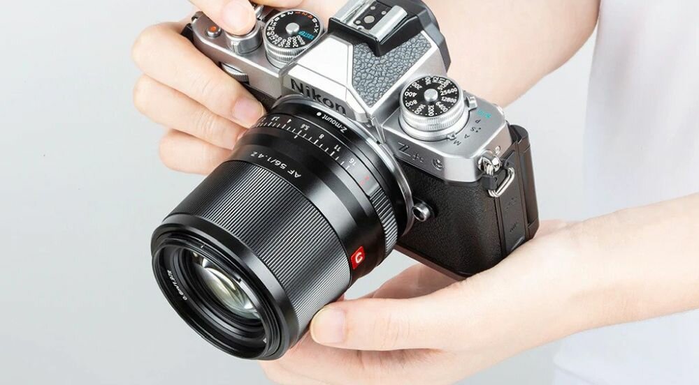 Obiektyw VILTROX AF nikon z  ogniskowa przysłona ostrość pierścienie optyka soczewki powłoki montaż bagnet światło jasność zoom filtry waga