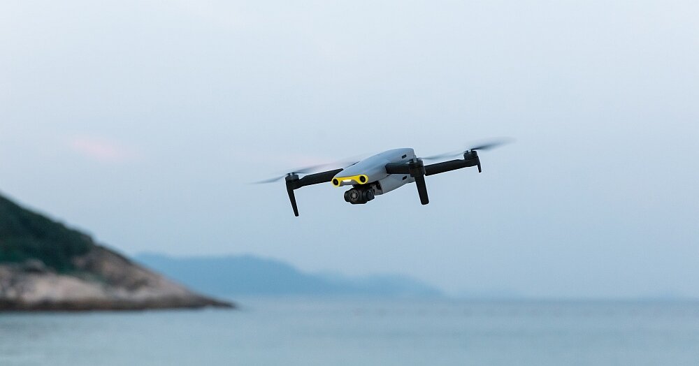 Dron AUTEL ROBOTICS Evo Nano bateria lot sterowanie akrobacje czas lotu zasięg funkcje lądowanie kamera rozdzielczość filmy zdjęcia nagrywanie jakość ładowanie aplikacja przesył pilot śmigła stabilizacja fotografia waga wymiary konstrukcja obudowa korpus ramiona silnik