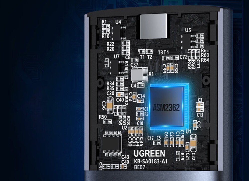 Obudowa dysku UGREEN CM400 Grafika prezentująca wnętrze urządzenia elektronicznego z widocznym zielonym układem scalonym, licznymi komponentami SMD oraz dużym, podświetlonym na niebiesko procesorem z napisem 'ASM2362'