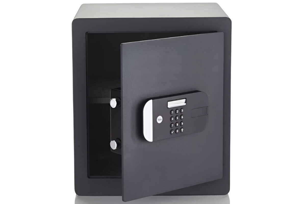 Sejf YALE YSEM 400 EG1, pin, klucz, blokada, minuta, na białym tle sejf frontem na wprost z otwartymi drzwiczkami
