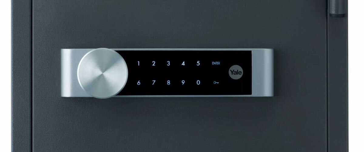 Sejf YALE YFM 420 FG2 B, dźwiginia, pin, rygle, zawiasy, na białym tle zbliżenie na panel cyfrowy sejfu