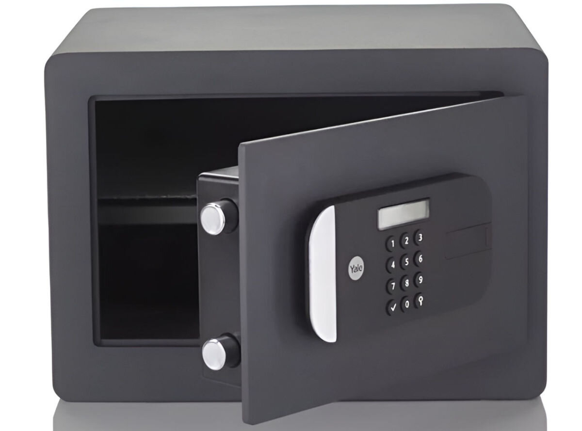 Sejf YALE YSEM 250 EG1, instrukcja, ergonomiczny, montaż, podłoga, ściana, na białym tle sejf frontem na wprost z otwartymi drzwiczkami