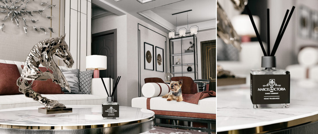 W eleganckim salonie na marmurowym stoliku stoi flakon z patyczkami zapachowymi MARCELA VICTORIA. Obok znajduje się metalowa rzeźba konia, a w tle widać kanapę z poduszkami i małym psem.