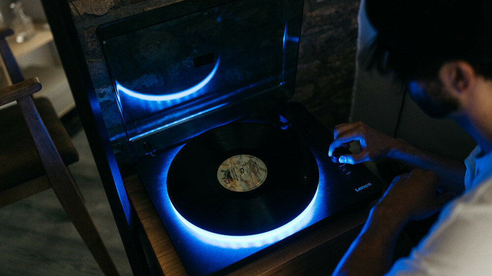 Gramofon LENCO LS-50LEDBK - design