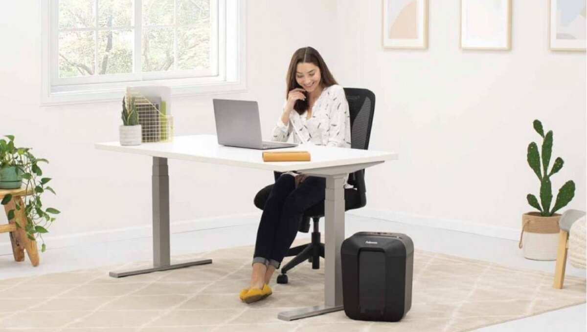 Niszczarka FELLOWES LX25 Idealna do użytku przez jedną osobę w domu lub małym biurze Blokada Safety Lock zapobiega przypadkowemu uruchomieniu