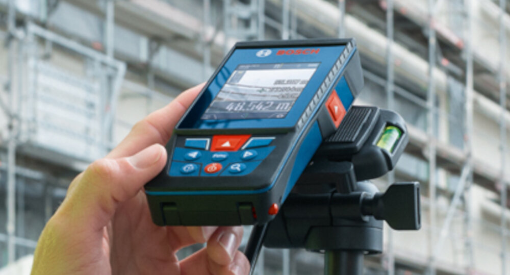 Dalmierz laserowy BOSCH GLM 100-25 C zasilanie 3 baterie AA automatyczne wylaczenie nieuzywanego dalmierza po uplwie 5 minutach
