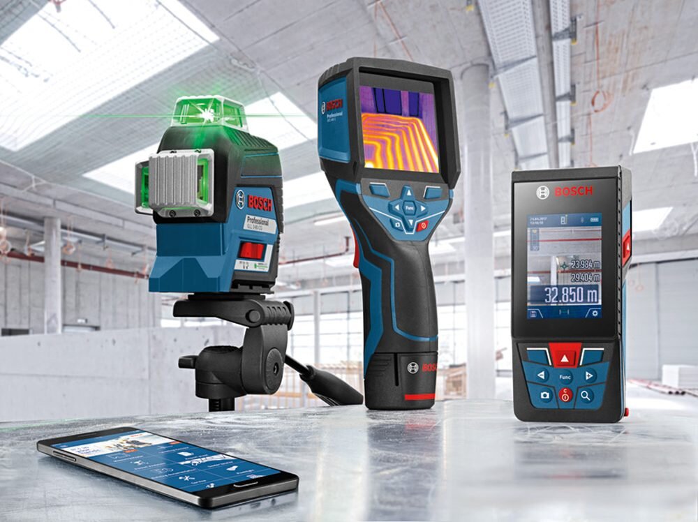 Kamera termowizyjna BOSCH Professional GTC400C  na tle hali montażowej   