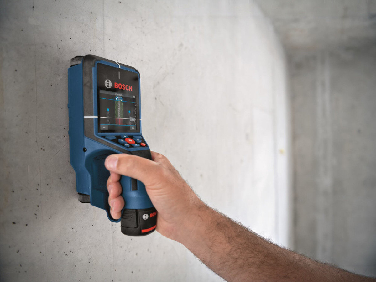 Detektor BOSCH Professional D-Tect 200 C 0601081608, głębokość, beton, pomiar, lokalizacja, Detektor Bosch skanujący betonową ścianę – zbliżenie na ekran.