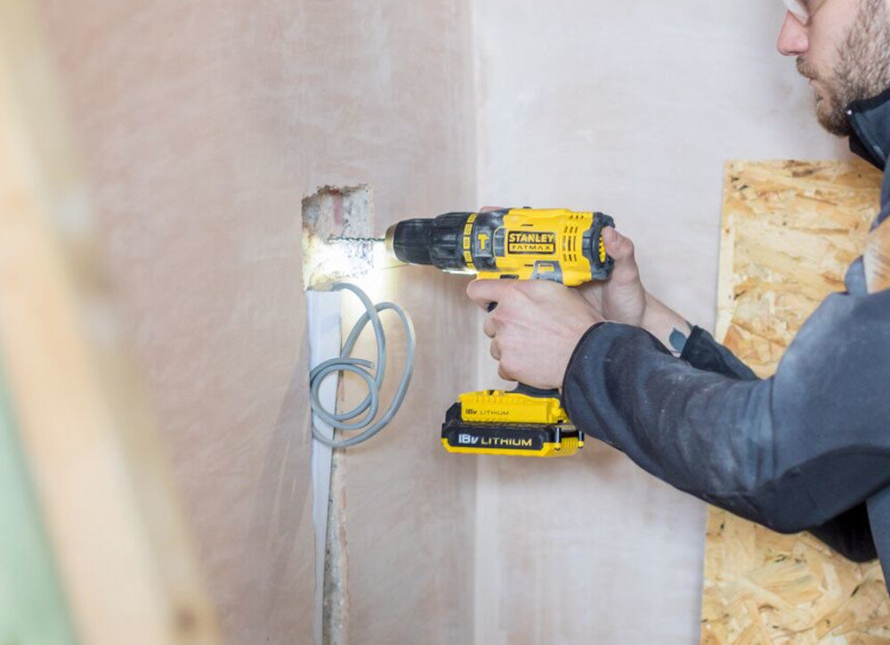 Wiertarko-wkrętarka STANLEY KFMCD607D2K-QW szybkozaciskowy uchwyt wiertarski 13 mm z automatyczną blokadą wrzeciona uchwyt magnetyczny