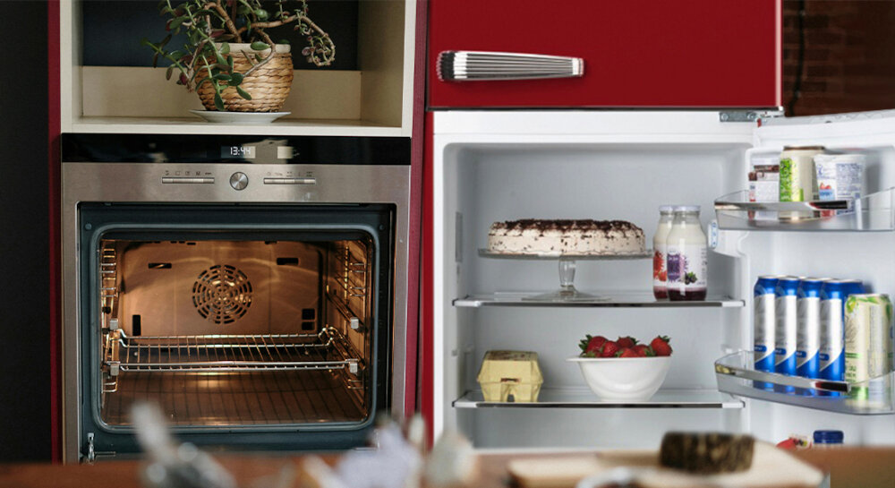 LODÓWKA ETA STORIO 253490030E RETRO wizualizacja praktyczny gadżet kuchenny czerwony retro dwudrzwiowa konstrukcja modny akcent oryginalność nowoczesna technologia styl vintage klimat dawnych lat