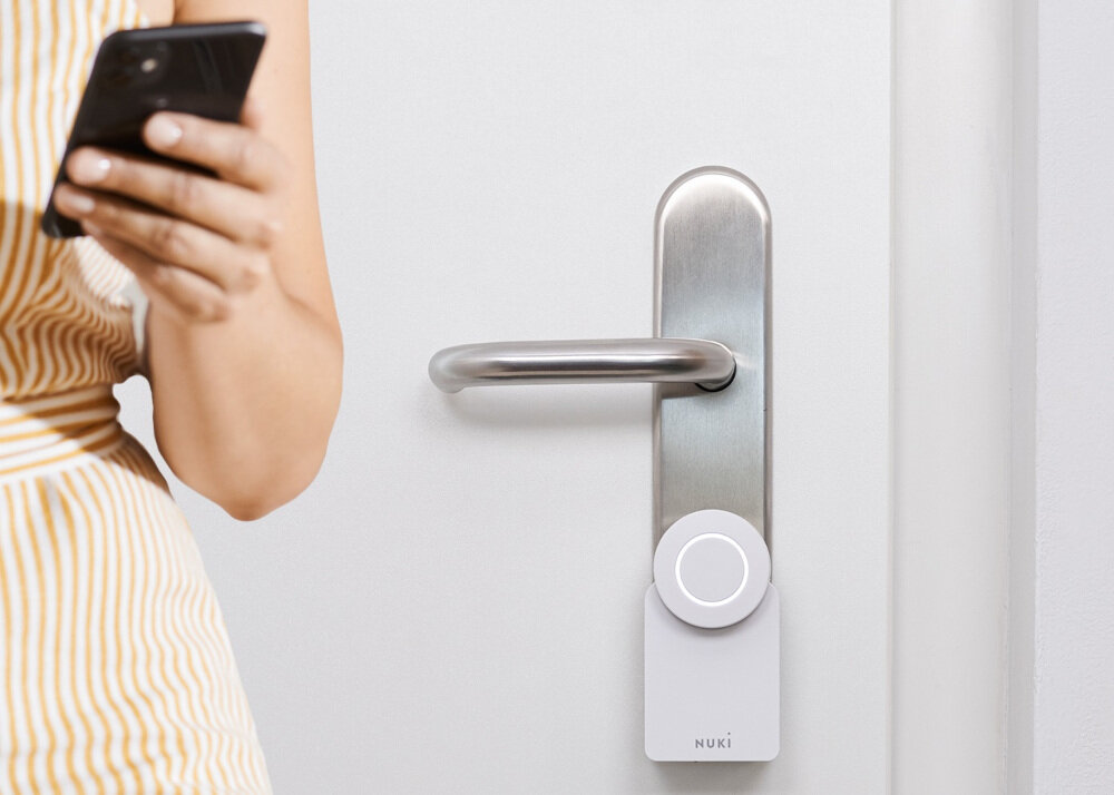 Zamek szyfrowy NUKI Smart Lock 3.0 aplikacja mobilna NUKI otwieranie zamykanie drzwi na Android i iOS do 200 stalych ograniczonych czasowo powtarzajacych sie kluczy wirtualnych staly podglad