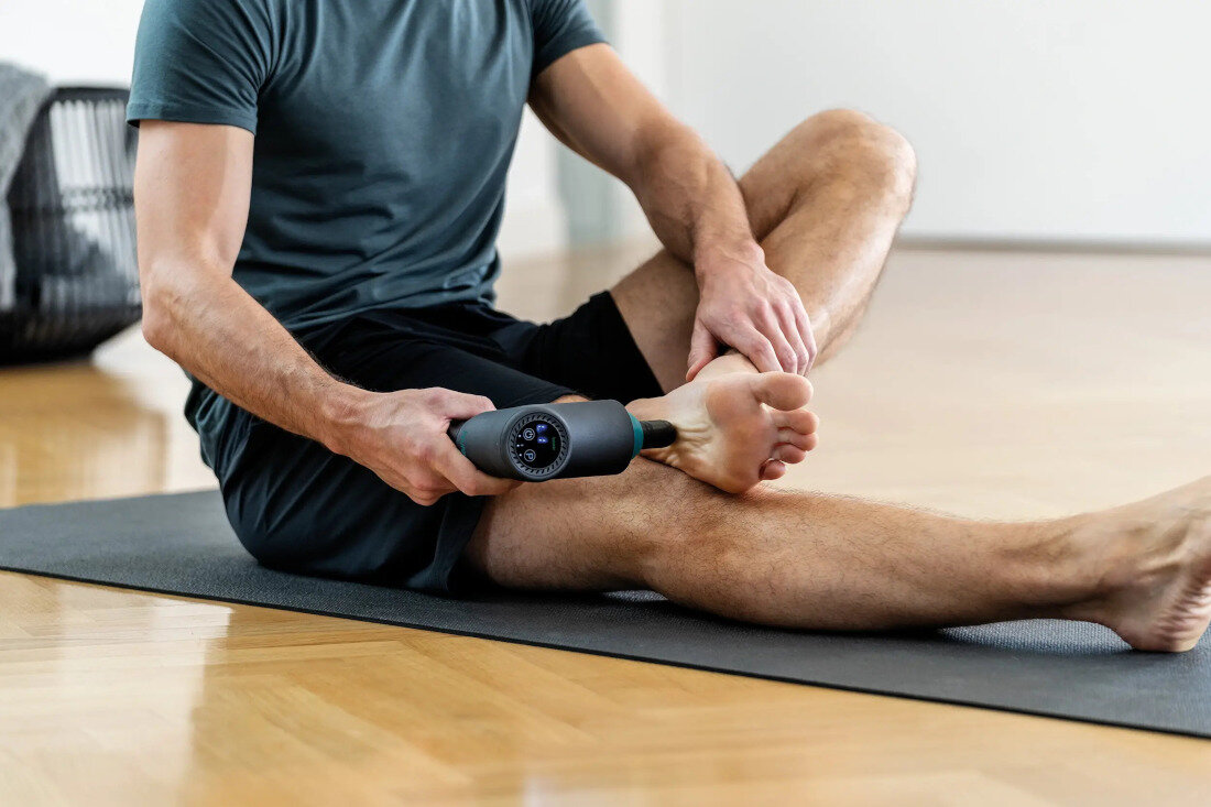 Masażer ręczny Gun BEURER MG 185 zdjęcie lifestyle Wygodna obsługa Ergonomiczny uchwyt z antypoślizgową powłoką Podświetlany panel dotykowy LED  
