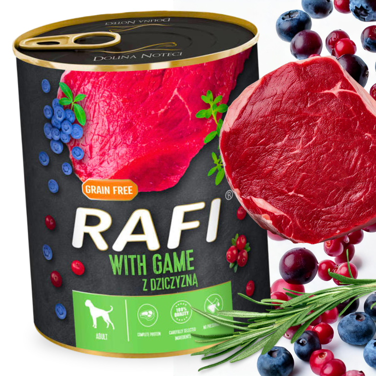 Puszka mokrej karmy dla psa marki RAFI z dziczyzną, ozdobiona grafiką mięsa, jagód i ziół. Na etykiecie widnieje napis \'Grain Free\' oraz \'RAFI WITH GAME Z DZICZYNĄ\'.