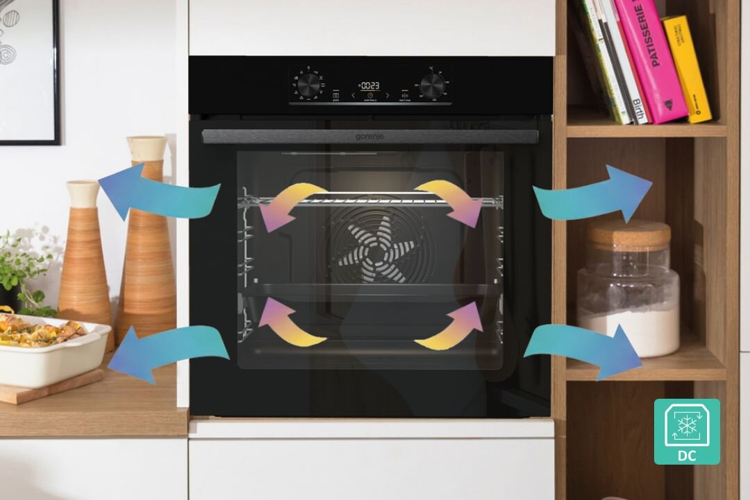 PIEKARNIK GORENJE BO6735E05B Piekarnik do zabudowy z widoczną grafiką obiegu gorącego powietrza wewnątrz komory. Strzałki ilustrują równomierną dystrybucję ciepła, podkreślając efektywne pieczenie