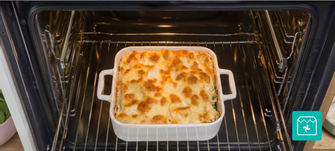 PIEKARNIK GORENJE BO6735E05B Zapiekanka piekąca się w piekarniku w naczyniu z uchwytami. Złocista powierzchnia podkreśla równomierne rozprowadzenie ciepła